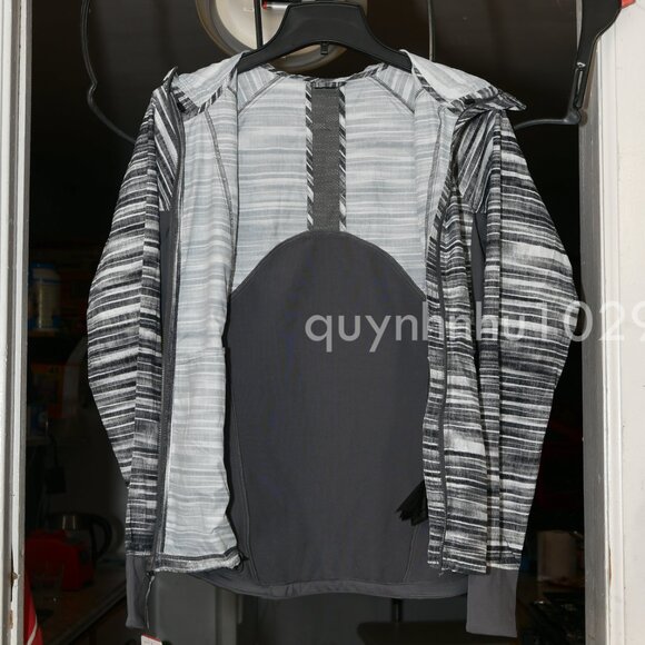 Brand new Marmot women wind Jacket in Gray color - Picture 3 of 6